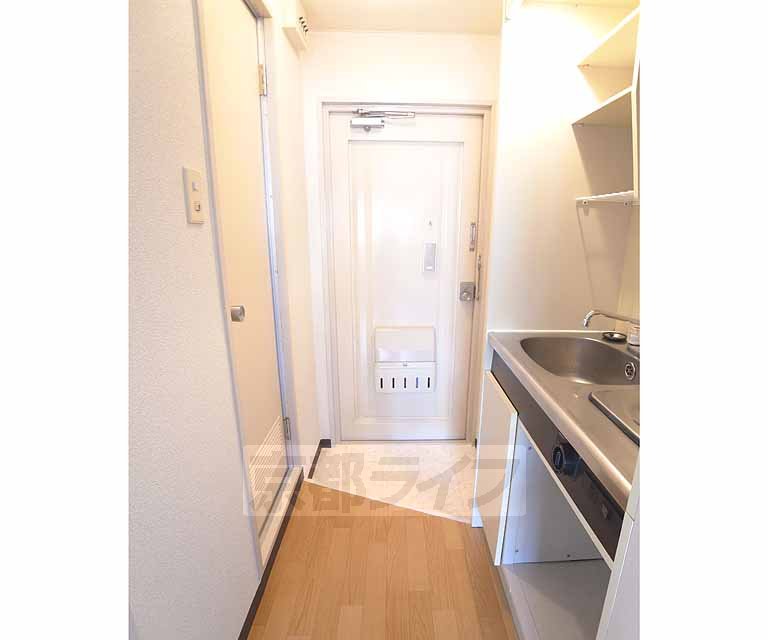 Entrance. 207, Room photo diversion