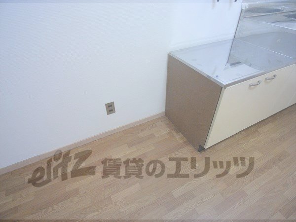 Other room space. Refrigerator yard