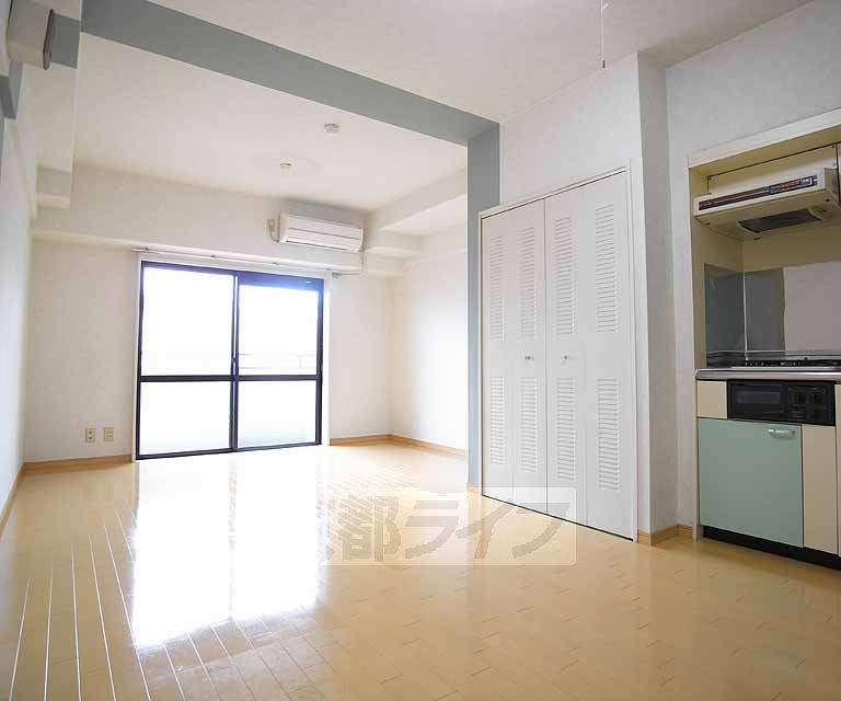 Living and room. 502, Room photo diversion