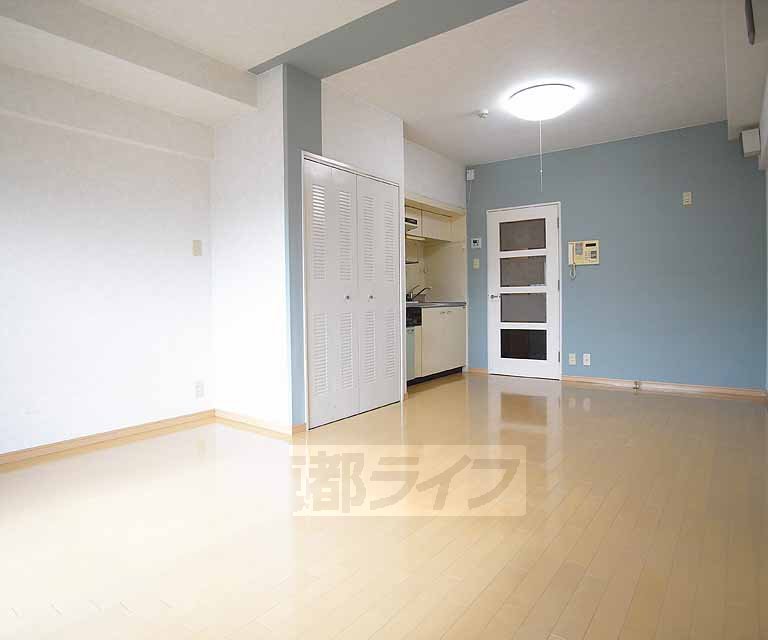 Living and room. 502, Room photo diversion