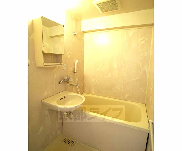 Bath. 502, Room photo diversion