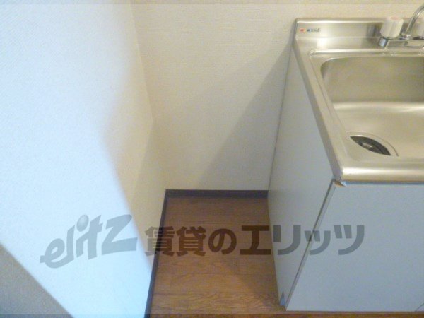 Other room space. Refrigerator yard