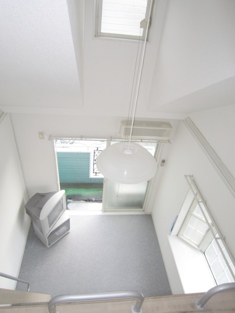 Living and room. ※ The actual room is not the right of the bay window