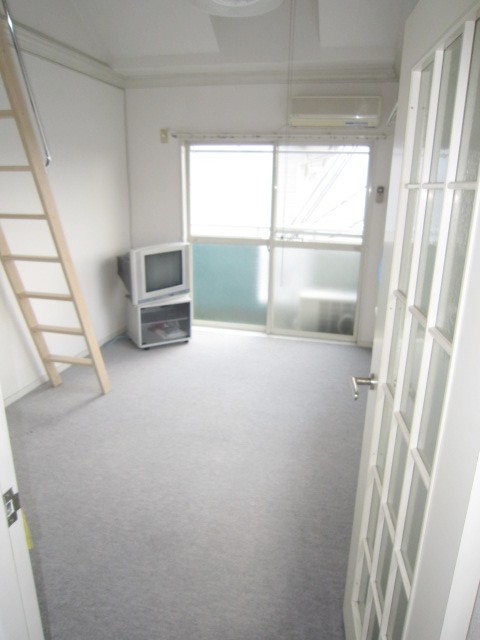 Living and room. ※ TV that is reflected in the interior is not a facility.