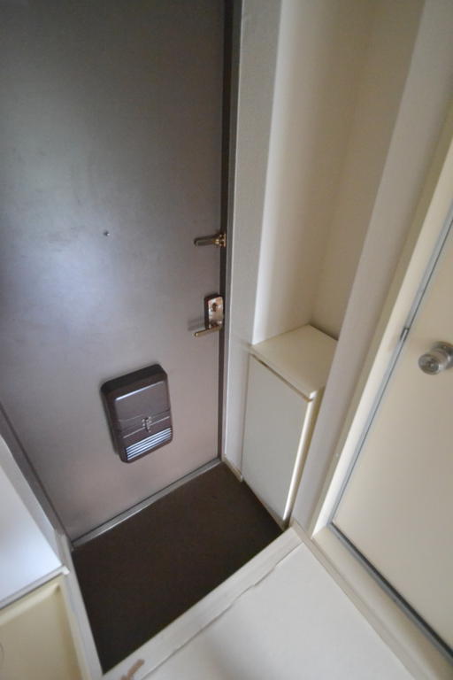 Entrance. Yes shoe box!