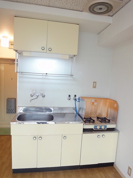 Kitchen. 2-neck with gas stove