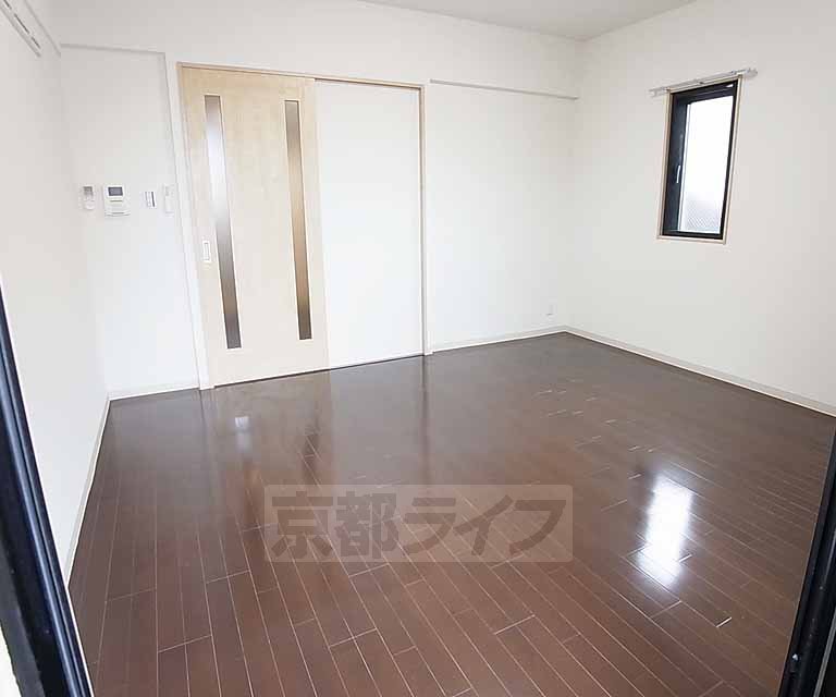 Living and room. 303, Room diversion