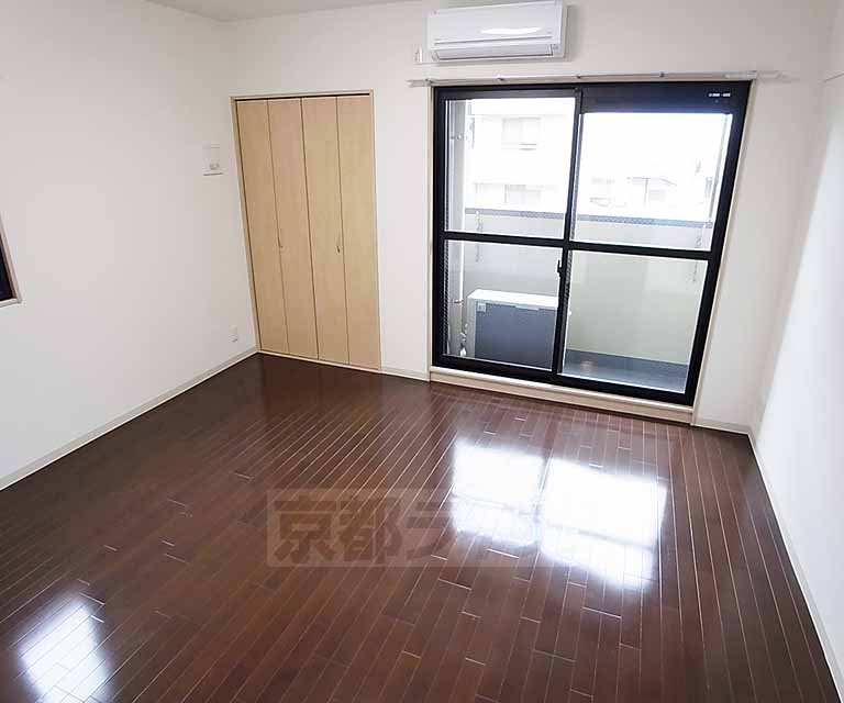 Living and room. 303, Room diversion