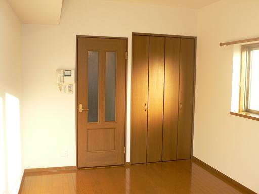 Other room space. Is the entrance side from the window side!