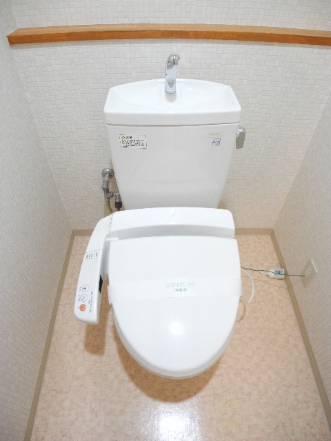 Toilet. Also published in the website "Kyoto rental House Network"