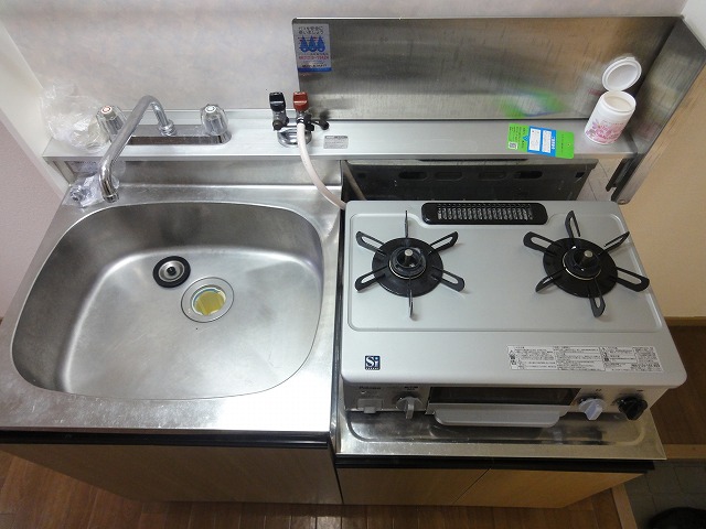 Kitchen. Two-burner stove can be installed (stove is leaving of the photo)