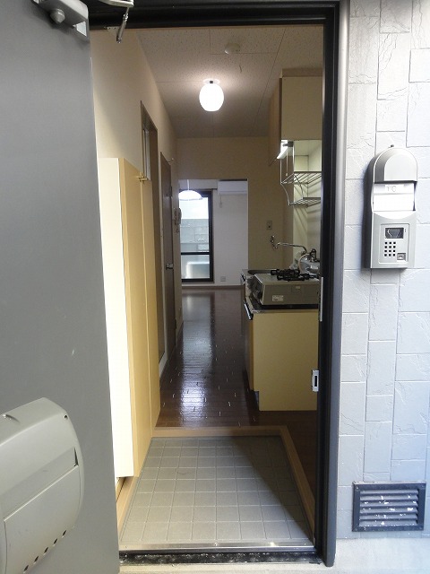 Entrance. Room viewed from the entrance