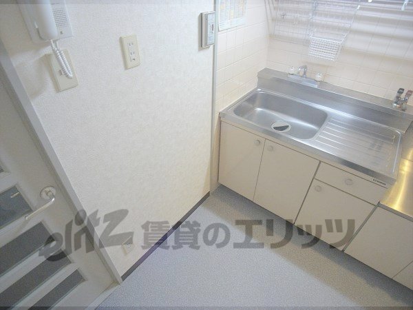 Other room space. Refrigerator yard