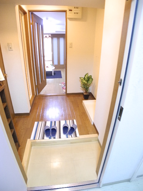 Entrance. Looking for a perfect room in your eyes!