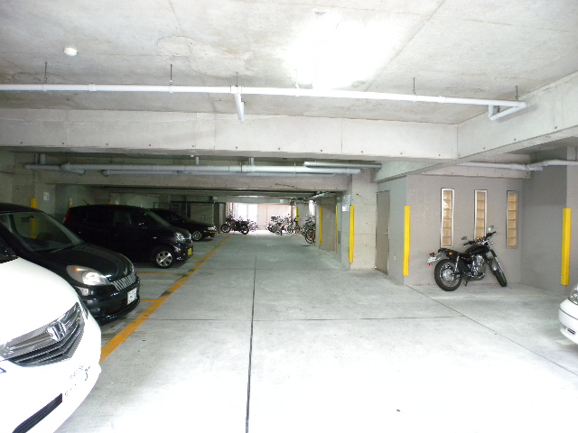 Parking lot. Contact the toll-free number 0120-89-2877