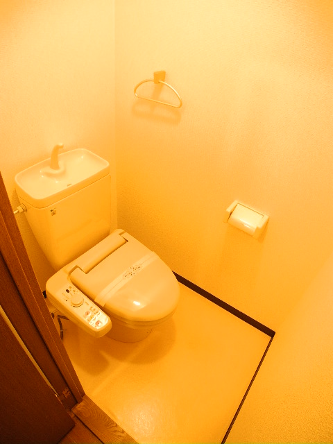 Toilet. Also published in the website "Kyoto rental House Network"