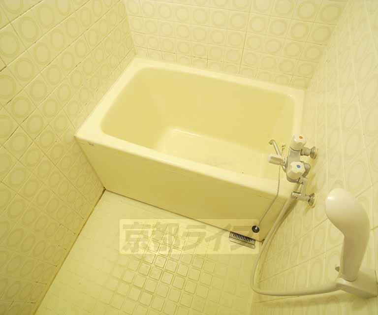 Bath. 3-A photo diversion