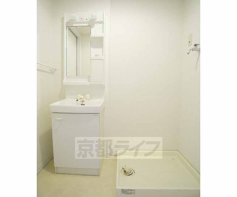 Washroom. 3-A photo diversion