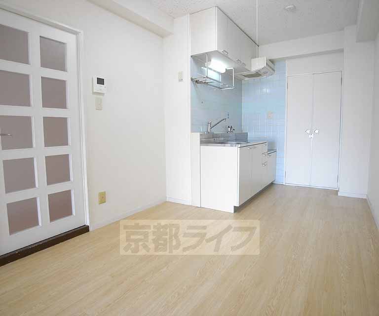 Kitchen. 3-A photo diversion