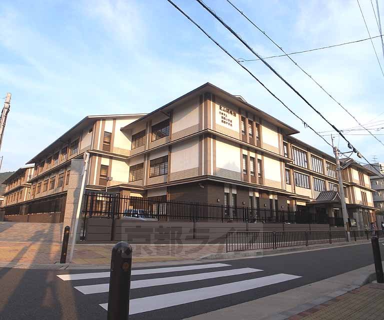 Junior high school. 598m to the open 睛中 school (junior high school)