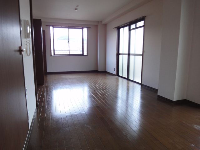 Living and room. It is with bay window.