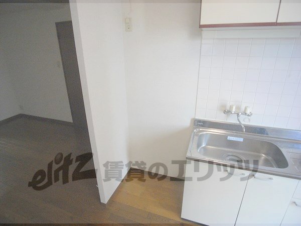 Other room space. Refrigerator yard