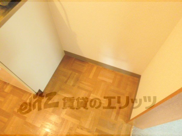 Other room space. Refrigerator yard