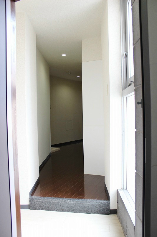 Entrance. ☆ Indoor photos are a number listed in the Company HP ☆