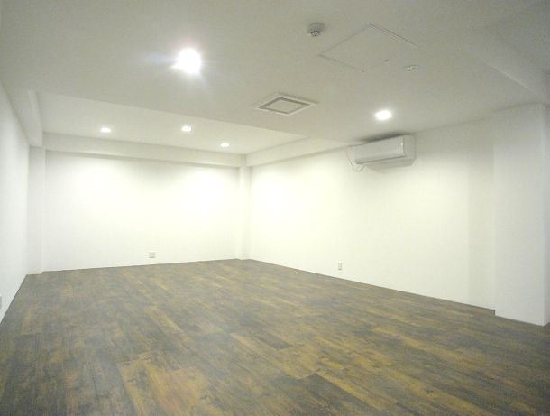 Living and room. Soundproof room is wide.