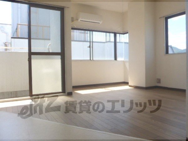 Living and room. It is also available a wide 9 Pledge