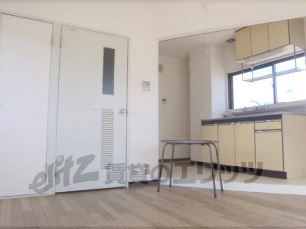 Living and room. It comes with table