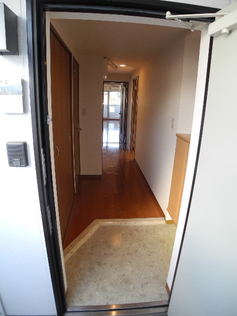 Entrance. ※ The photograph is another floor plan