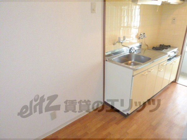 Other room space. Refrigerator yard