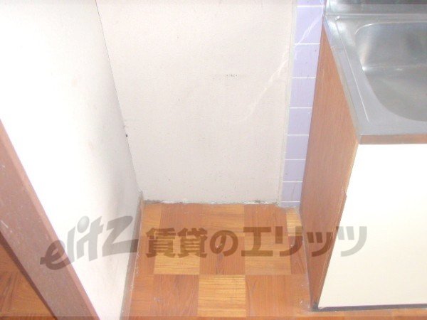 Other room space. Refrigerator yard