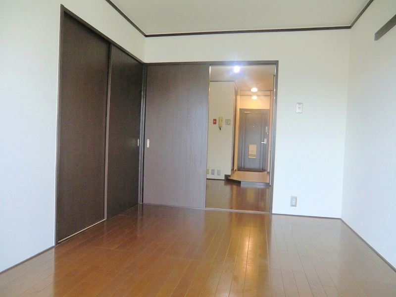 Other room space. It is bright on the south-facing room