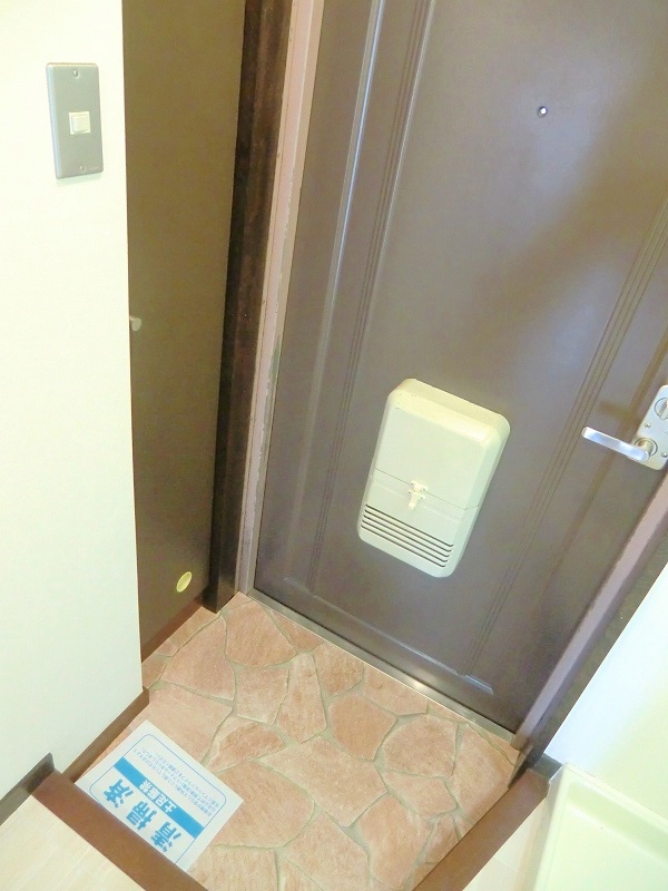 Entrance. It is the entrance with a shoebox