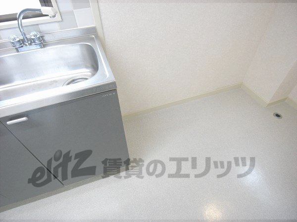 Other room space. Refrigerator yard