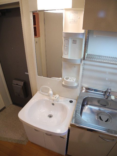 Washroom. Independent wash basin! With shampoo dresser