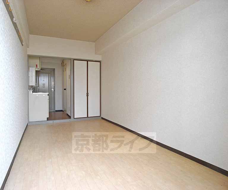 Living and room. Spacious Western-style.