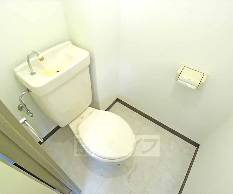 Toilet. Beautiful there is a feeling of cleanliness.