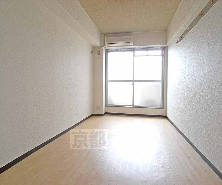 Living and room. Ventilation is good to open a window.