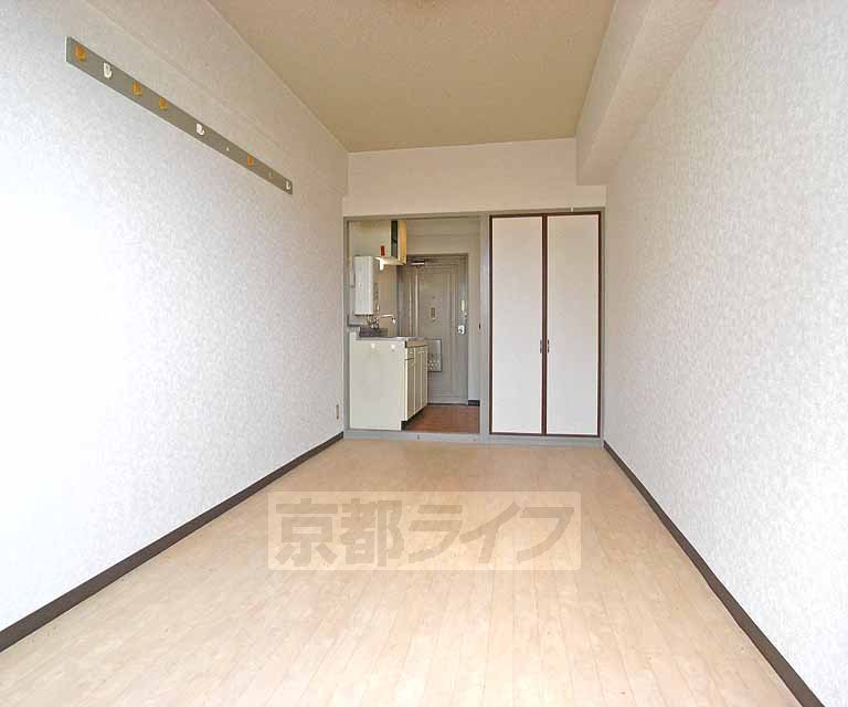 Living and room. Spacious Western-style.