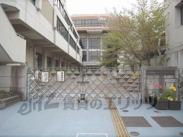 Primary school. Nishijin 770m center to the elementary school (elementary school)