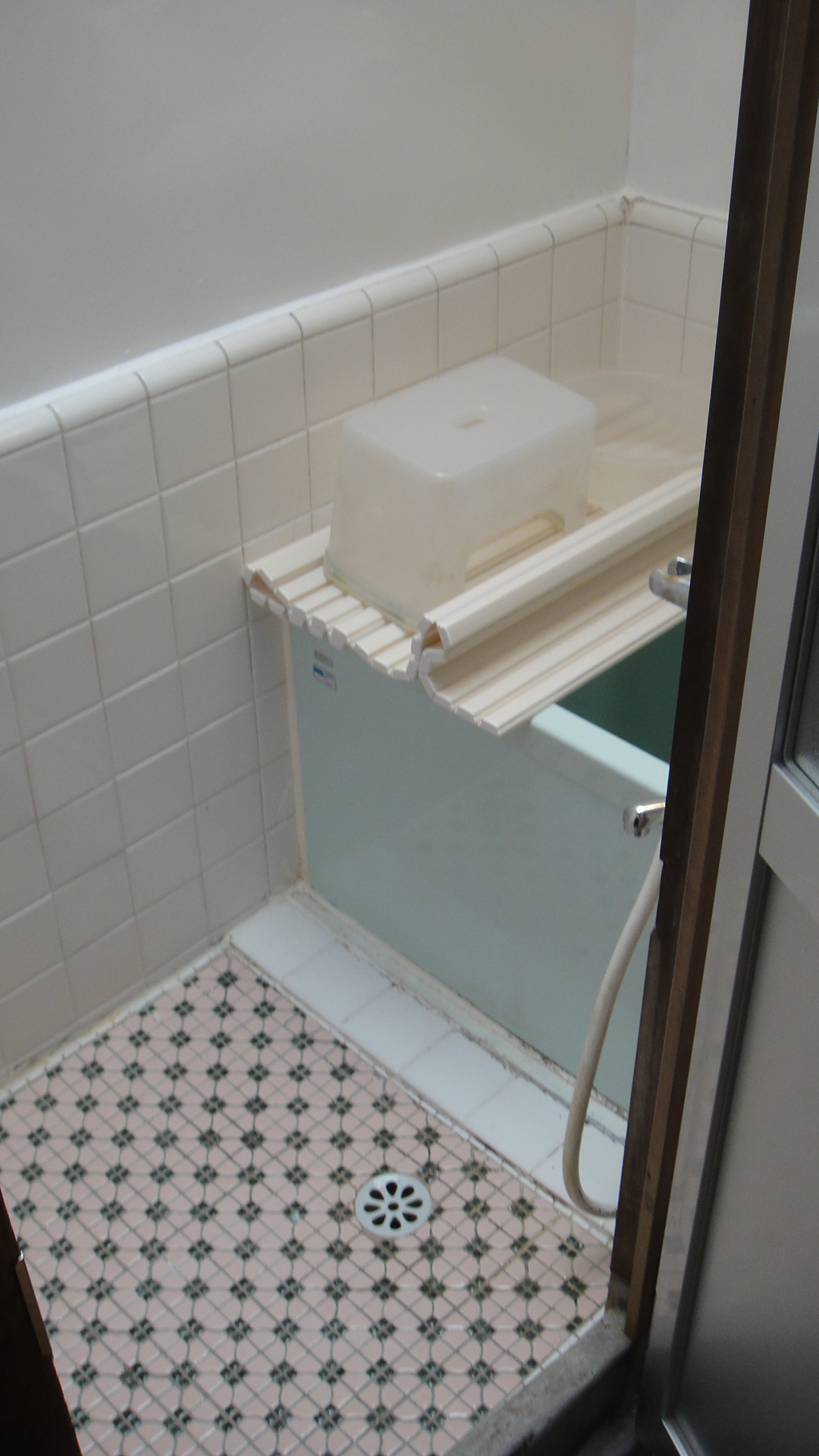 Bath. Cold becomes winter, Pleasant and soak in the bathtub