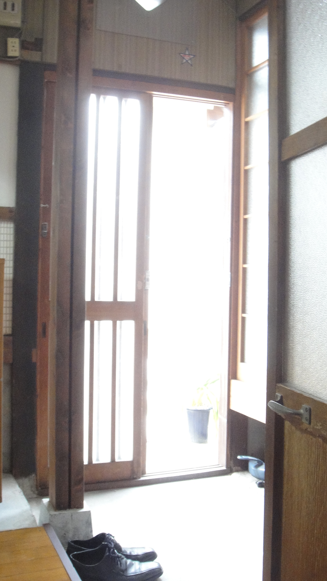 Entrance. Entrance enter as soon as the kitchen. Also put comfortably heavy luggage.