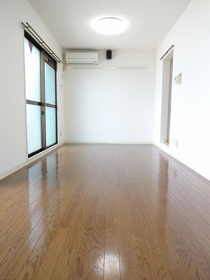 Living and room. 9 Pledge is a long room