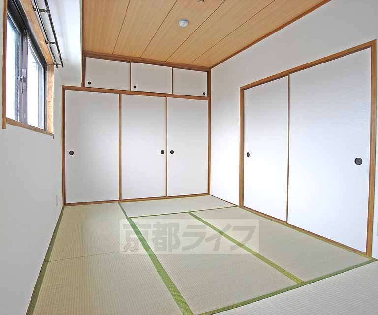 Living and room. Spacious Japanese-style.