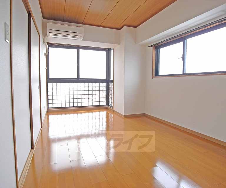 Living and room. Spacious Western-style.