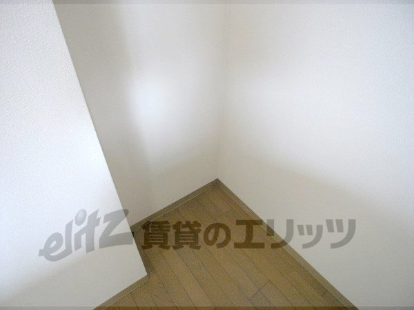 Other room space. Refrigerator yard