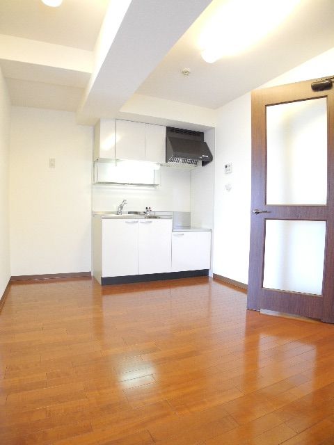 Kitchen. Warm yourself to not contaminate the floor heating nook air!